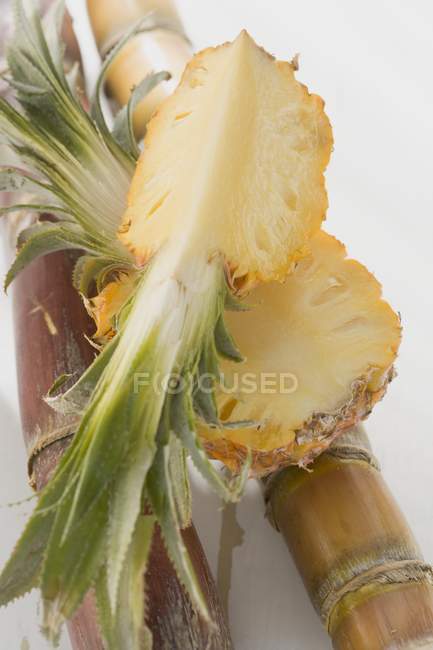 Quartier d'ananas sur moitié ananas — Photo de stock