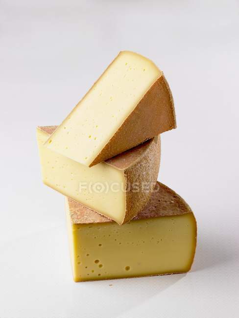 Три ломтика сыра — стоковое фото