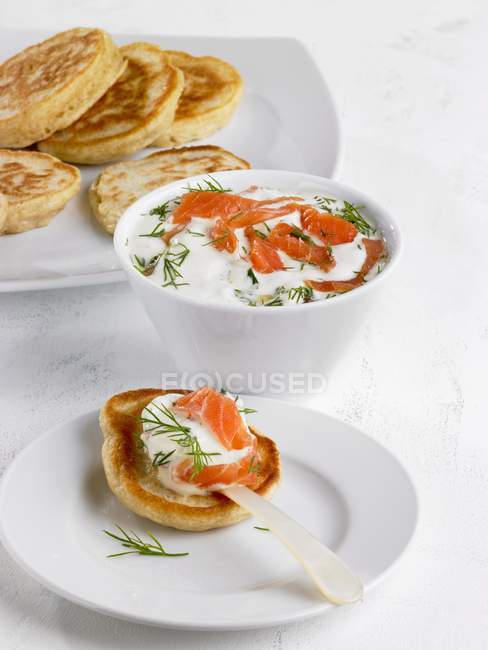 Blinis topped with salmon and yogurt — Stock Photo