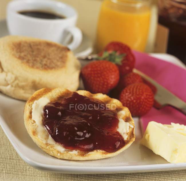 Muffin mit Butter und Erdbeermarmelade — Stockfoto