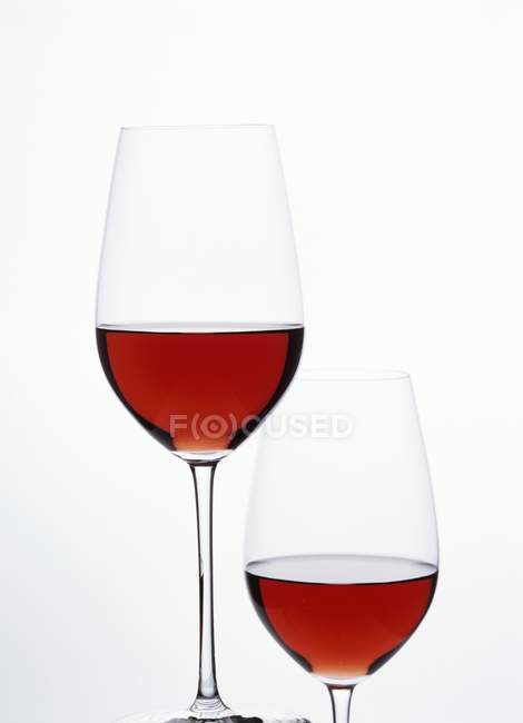 Vasos de vino tinto - foto de stock