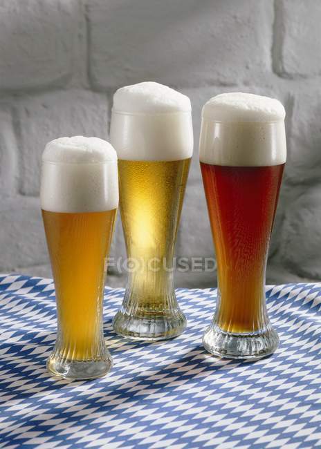 Cerveza de trigo en vasos - foto de stock