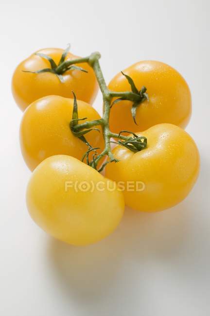 Fünf gelbe Kirschtomaten — Stockfoto