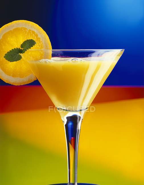 Апельсиновий сік у коктейльному склі — стокове фото