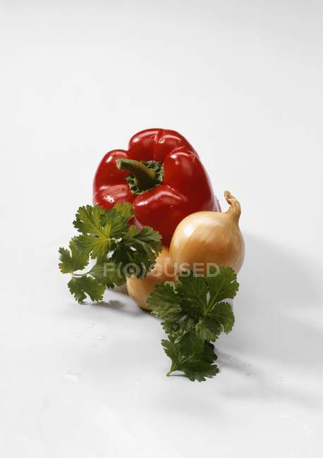 Cebollas con pimiento rojo y perejil - foto de stock