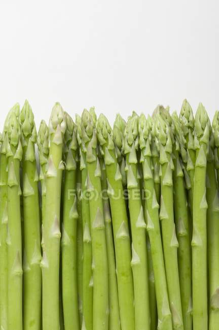 Espárragos verdes crudos - foto de stock