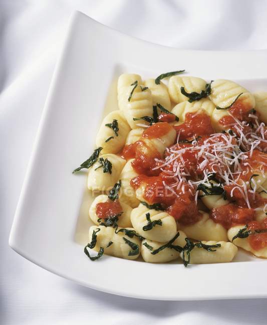 Vue rapprochée de Gnocchi avec sauce tomate et sauge — Photo de stock