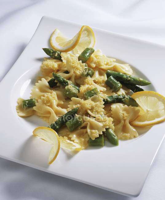 Farfalle pasta with asparagus and lemon — Stock Photo