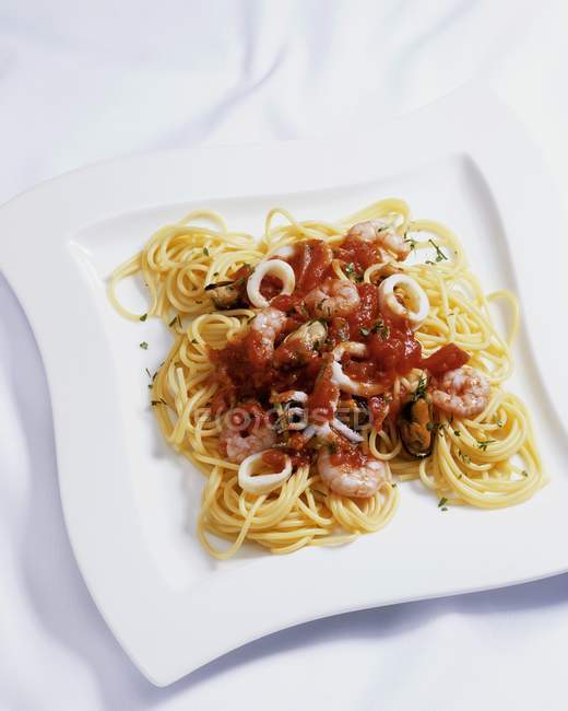 Pâtes spaghetti aux fruits de mer et tomates — Photo de stock