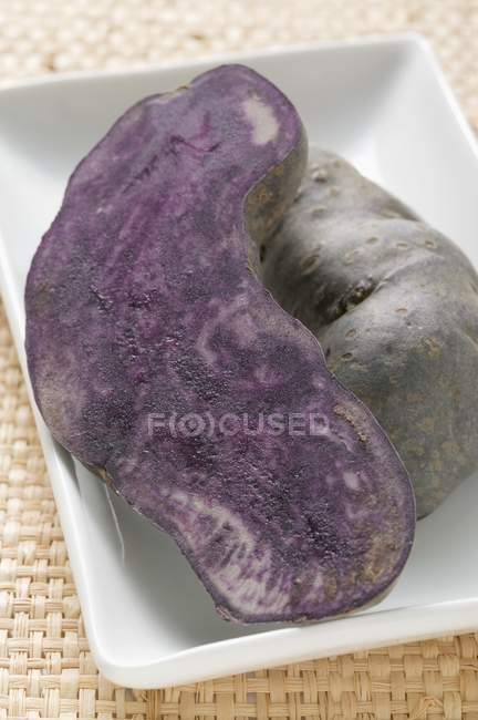 Pomme de terre à la truffe coupée en deux — Photo de stock