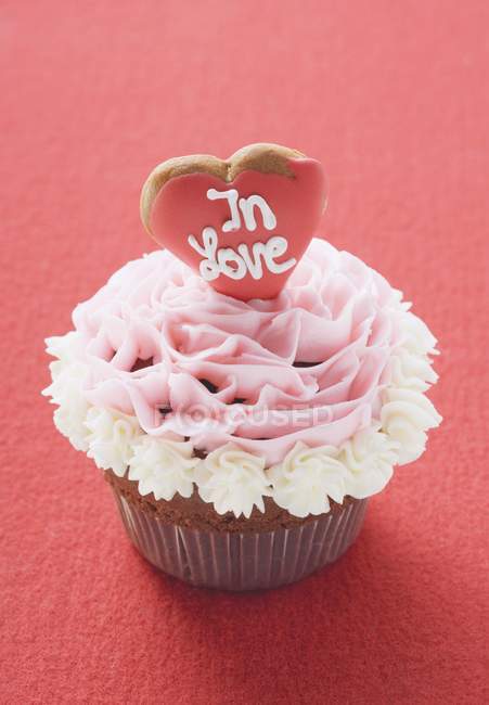 Cupcake zum Valentinstag dekoriert — Stockfoto