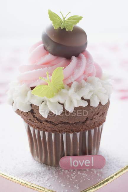 Cupcake durante Giorno di San Valentino su scatola di cioccolato — Foto stock