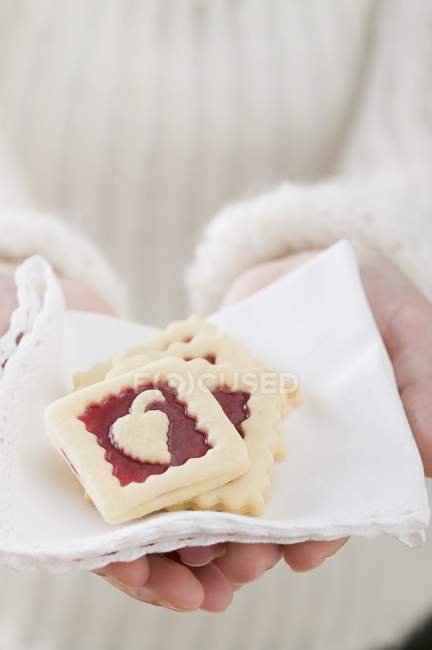 Biscuits sur une serviette en tissu — Photo de stock