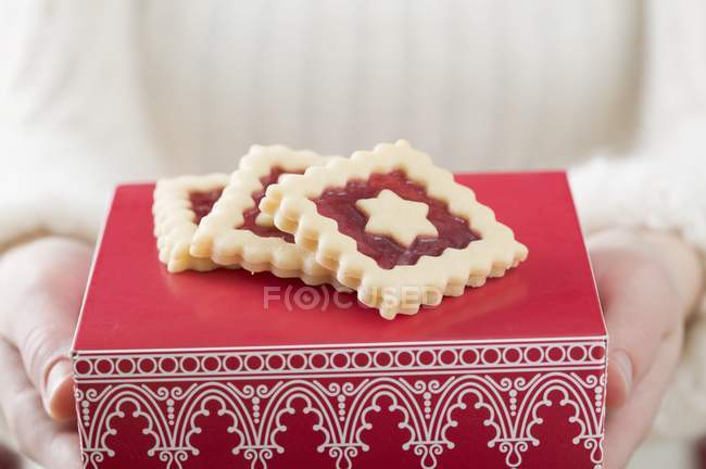 Печенье на красной коробке — стоковое фото