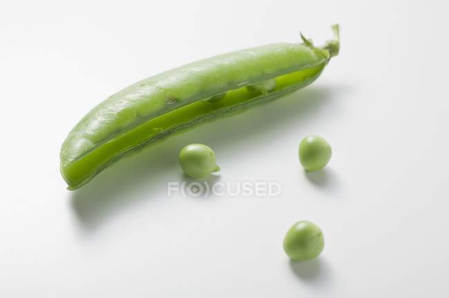 Fresh Peas with pod — Stock Photo