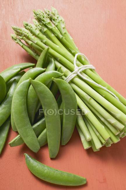 Green asparagus and pea pods — Stock Photo
