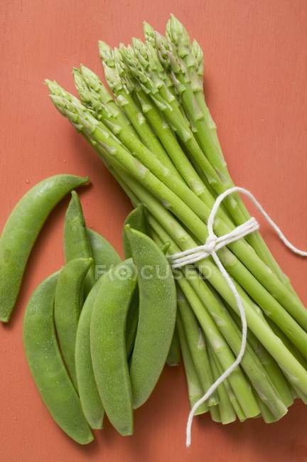 Green asparagus and pea pods — Stock Photo