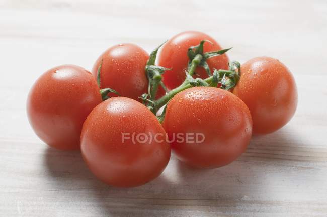 Vine tomatoes with drops of water — Stock Photo