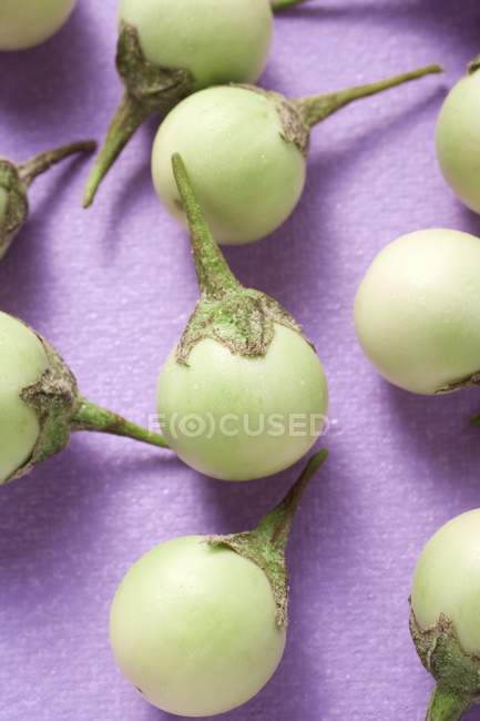 Mini-beringelas verdes frescas — Fotografia de Stock