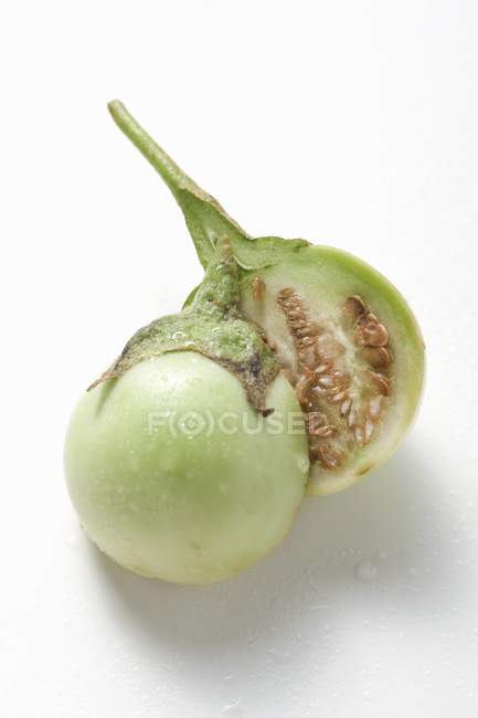 Mini-melanzana verde dimezzata — Foto stock