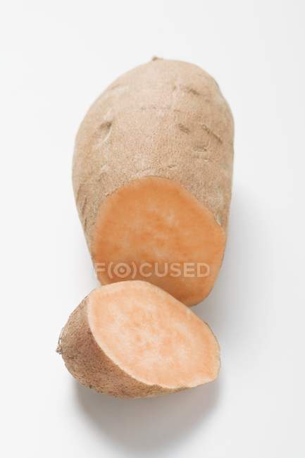 Свежий сладкий картофель в разрезе — стоковое фото