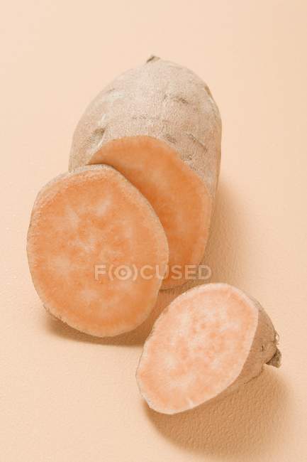 Partly sliced sweet potato — Stock Photo
