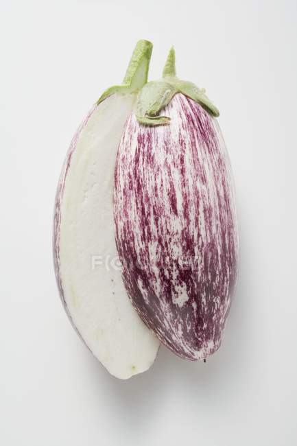 Fresh halved aubergine — Stock Photo