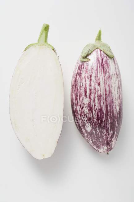 Fresh halved aubergine — Stock Photo