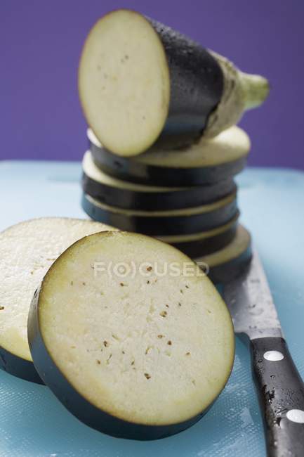 Fresh aubergine slices — Stock Photo