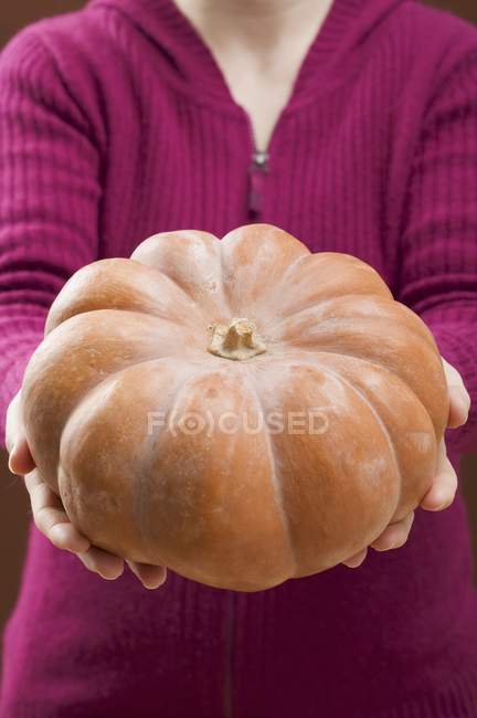 Woman holding homegrown pumpkin — Stock Photo