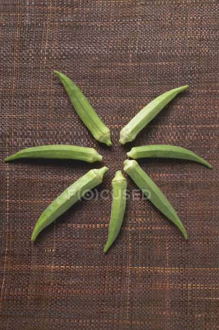 Cosses okra disposées en forme d'étoile — Photo de stock