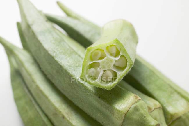 Gousses d'okra avec la moitié — Photo de stock