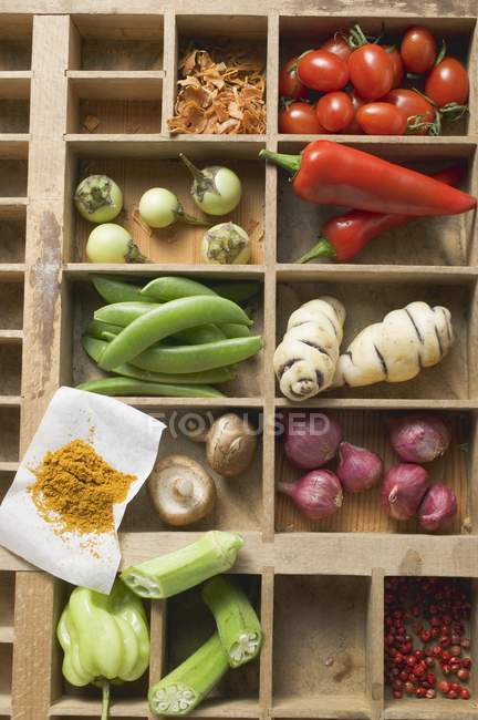 Draufsicht auf verschiedene Gemüsesorten, Gewürze und Pilze im Koffer — Stockfoto