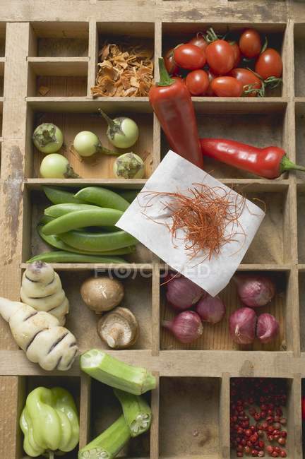Vista superior de vários tipos de legumes, temperos e cogumelos em caso de — Fotografia de Stock