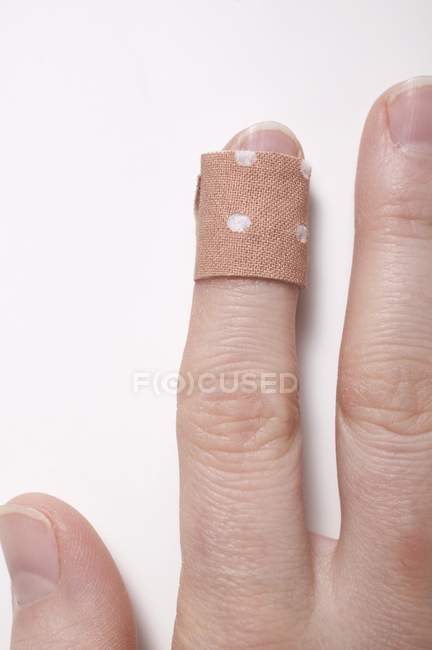 Nahaufnahme des Fingers mit festklebendem Gips — Stockfoto