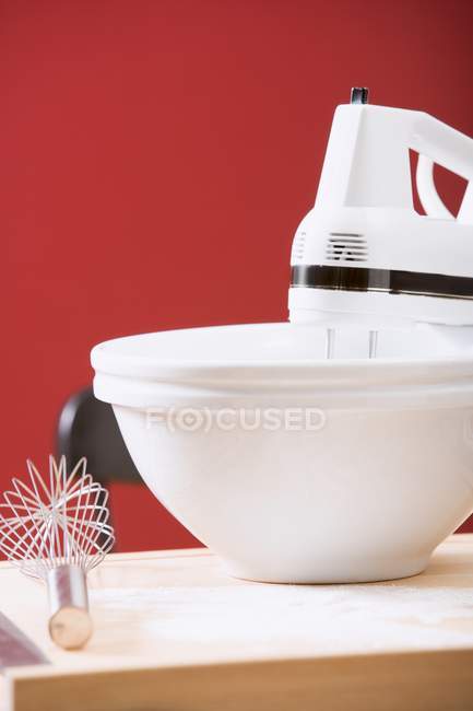 Vista close-up de misturador elétrico com tigela branca e batedor — Fotografia de Stock