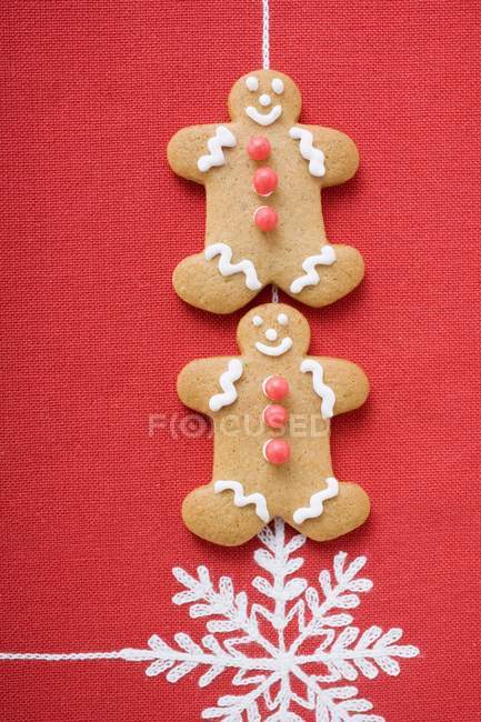 Two gingerbread men — Stock Photo