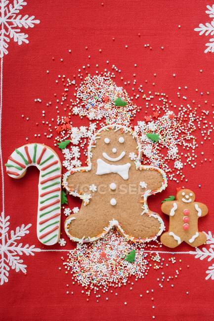 Gingerbread men on red — Stock Photo