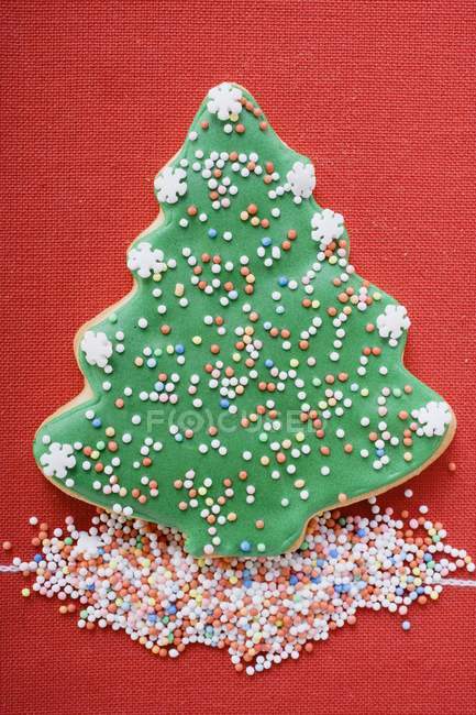Biscotto dell'albero di Natale con spruzzi colorati — Foto stock
