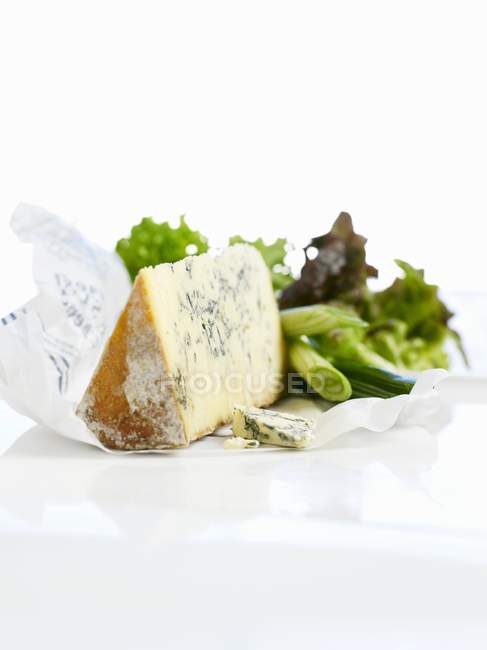 Голубой сыр с луком — стоковое фото