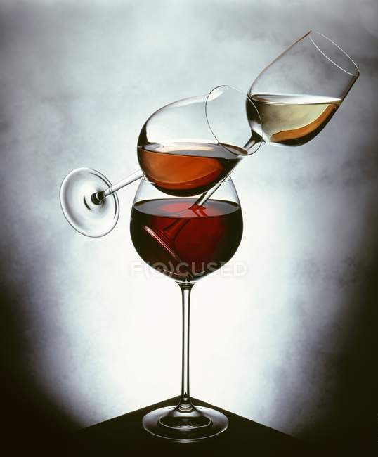 Vinho, ros e vinho tinto em copos — Fotografia de Stock