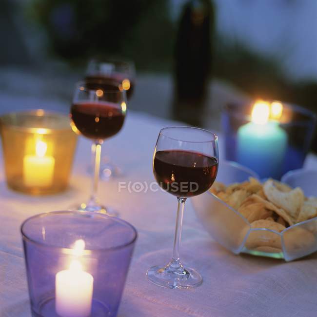 Glasses of red wine and crisps — Stock Photo
