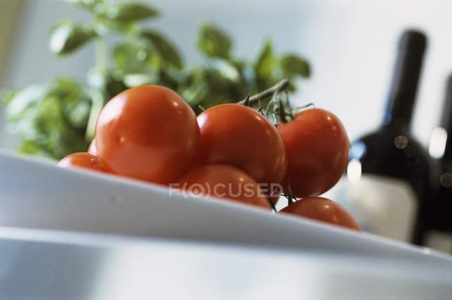 Tomates rojos en la mesa de la cocina - foto de stock