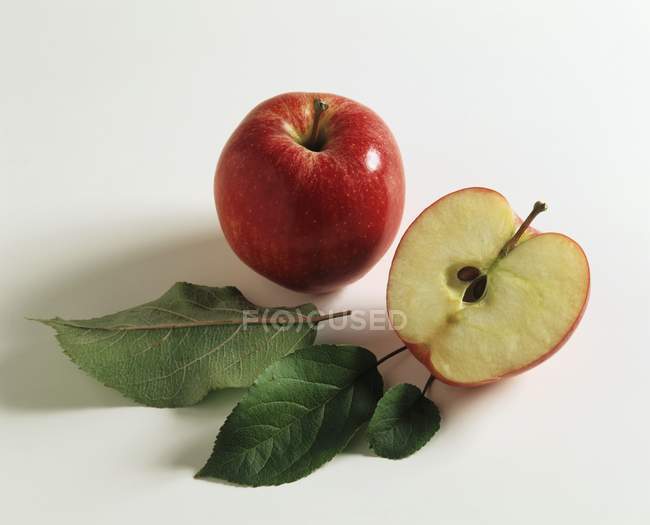 Ripe red apples with leaves — Stock Photo