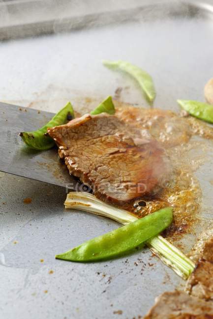 Carne Teppanyaki com mangetout — Fotografia de Stock