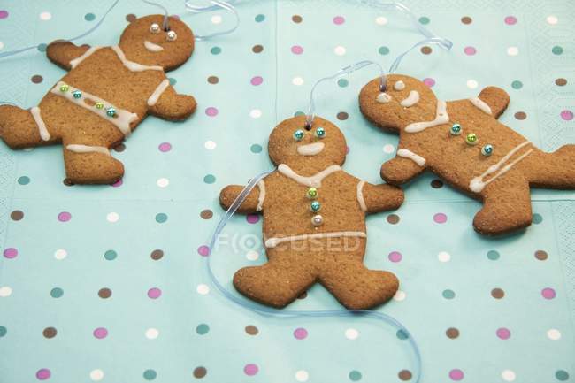 Gingerbread men spotted background — Stock Photo