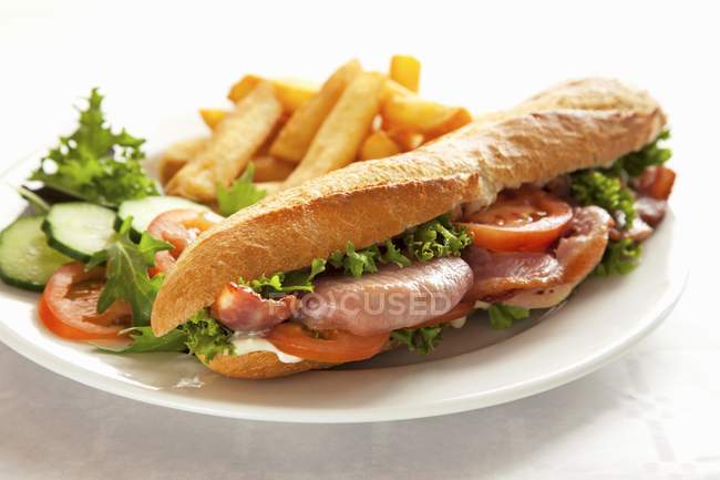 BLT Sandwich con patatas fritas - foto de stock