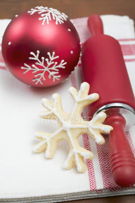 Christmas biscuit and rolling pin — Stock Photo