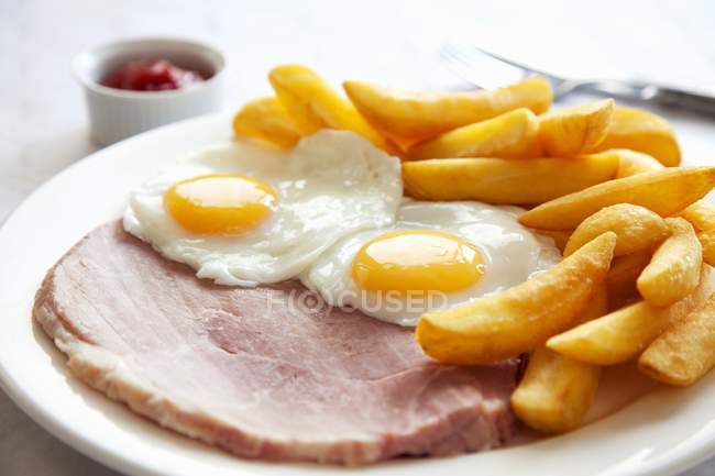 Ham and eggs with chips — Stock Photo