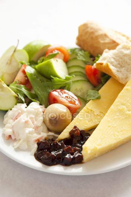 Ploughman's lunch sur assiette blanche — Photo de stock